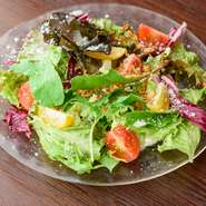 国産のものを中心に仕入れた選りすぐりの食材。中でも「野菜」は、中川氏の実家で栽培されたものを使用することも。そのほか、チーズはフランスやスイスのものを取り扱い、本格的な味を楽しめます。