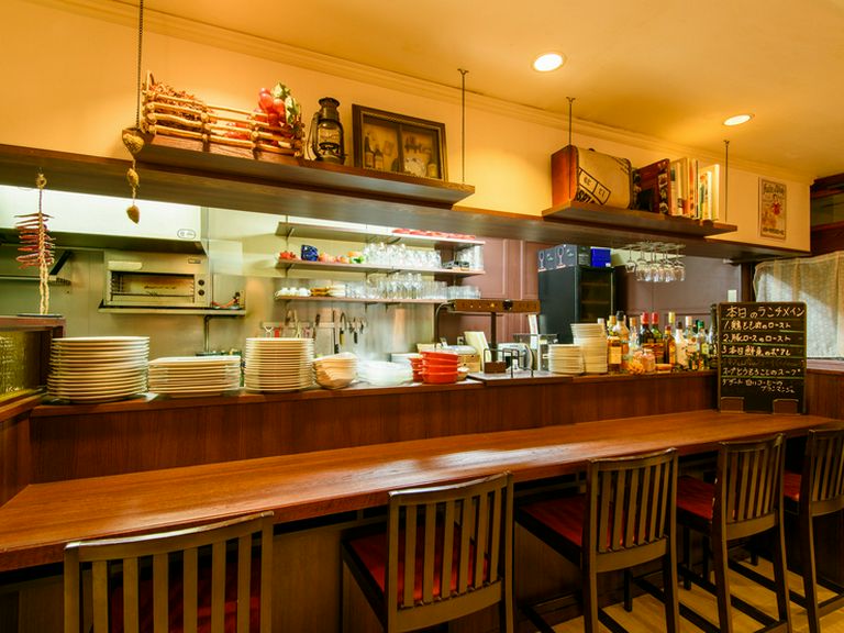カウンター席も完備している、アットホームなビストロ