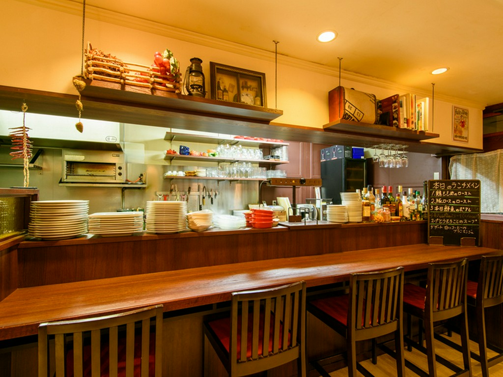 カウンター席も完備している、アットホームなビストロ