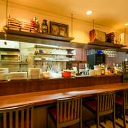 料理が出来上がる様子を間近に見られる、オープンキッチン型のカウンター席があります。全部で19席のこぢんまりとしたアットホームな空間で、1人でも気負いすることなく訪れやすい気軽さも魅力です。