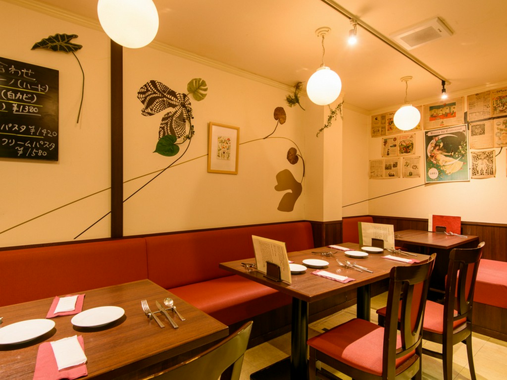 アンティーク雑貨が飾られたオシャレな店内で、ゆるりと過ごす