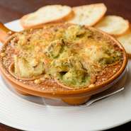 梅貝のコリコリとした食感が楽しめる一品。白ワインで煮込んだ梅貝を、パセリやニンニク、アーモンド、エシャロットなどを混ぜ込んだブルギニヨンバターで焼きあげ、梅貝の甘みを引き立てます。