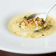 イタリア産のチーズをふんだんに使い、生クリームと合わせたコクのある一品。もちもち食感のニョッキと濃厚なソースが絡み合います。軽く焦げ目をつけた表面の香ばしさが味にアクセントを加えています。