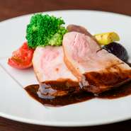石川県産のブランド肉「能登豚」を真空にし、じっくりと加熱調理。低温調理ならではの、柔らかくしっとりとした食感の仕上がりです。ほのかに酸味のあるソースと絡めていただきます。