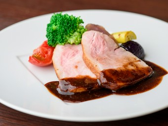 低温調理で旨味を閉じ込めた『能登豚のロースのロースト』