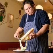 「一番美味しい状態で味わっていただきたいので、冷たいものは冷えた器に、温かいものは温めた器で提供するようにしています」と語る中川氏。ゲストに満足してもらうため、細やかな箇所への配慮も怠りません。