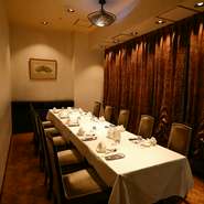 高級感あふれる店内には、個室も完備。10名～14名用、15名～22名用の2部屋があり、接待や顔合わせ、親族での集まりなど、さまざまなシチュエーションで利用できます。店内は30名～40名で貸切可能です。