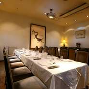 大手町駅直結とアクセス良好な大手町ファーストスクエアビル内にあり、落ち着いた雰囲気は接待に誂え向き。季節の食材を取り入れた料理長自慢のコース料理でのもてなしが、和やかな時間を演出してくれます。