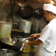 「お客様第一に考え、温かいものは温かいうちに、冷たいものは冷たく提供するようにしています」という西條氏。コース料理はホールスタッフと連携して、食べるスピードに合わせて調理してくれます。