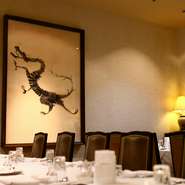 高級感溢れるラグジュアリーな店内。特別な日のディナーなどに人気ですが、ランチメニューや夜の定食もあり、本格的な中華料理を気軽に味わえるのも魅力です。