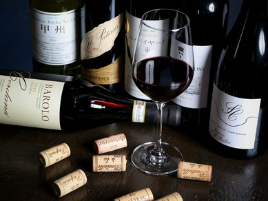 フランスワインを中心に、ヨーロッパや日本のワインが多数そろう