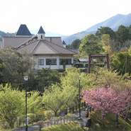 時間を忘れてゆっくり深呼吸したくなる、三重の豊かな自然の中に佇む【奥伊勢フォレストピア・宮川山荘】。レストランの大きな窓からは、四季折々の景色を眺めることができ、訪れる度に心に癒しを与えてくれます。