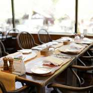 宿泊施設ということもあり、ハイシーズン・オフシーズンで雰囲気が変わる同店。静かに過ごしたい時は、オフシーズンがおすすめ。澄んだ空気の中、鳥や虫たちの声に耳を傾け、木々を眺めながら非日常を体験できます。