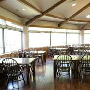 レストランホールをぐるりと囲む、大きな窓からは自然の景観を一望できます。きっと山々の中で食事をしているかのような、贅沢な気分に浸れることでしょう。木の温もりを感じる空間で、リラックスして過ごせます。