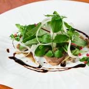 「紀和牛」の柔らかく滑らかな舌触りと旨味を味わう贅沢な一品。赤身の濃い肉の味と、後味さっぱりとした脂のコクが相まり食べ応えはしっかり。オリーブやケッパーで酸味を効かせた爽やかな一品に仕上がっています。