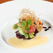 大台町の川で獲れた新鮮な「鮎」を桜チップで燻製に。旬の魚とあわせ、海・川の鮮魚それぞれの美味しさを食べ比べできます。古代米のリゾット、旬菜のクリーム煮など、多彩な食材で季節を表現しています。