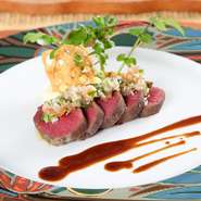 自然豊かな山々で狩猟した鳥獣は「三重ジビエ」としてブランド化。命に感謝しフレンチに昇華しています。腕利きの猟師が適切に処理したジビエは、臭みがなく食べやすく、野性味あふれる濃厚な肉の味を堪能できます。