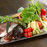 三重県産の食材を積極使用。猟師や市場の仲買人と情報交換するなど、熱い信頼と人脈があるからこその上質食材を入荷しています。カサゴや甘鯛、地山葵など、鮮度が落ちやすい食材もフレッシュに味わえます。