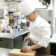 宴会、コース、パーティーなど、数々のホテル料理で培った経験と食材知識を生かし、多彩な“三重フレンチ”でおもてなし。「みえジビエ」「伊勢志摩・熊野灘の魚介」など、海・山・川の地物の滋味を堪能できます。