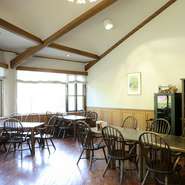 温かな雰囲気が漂うレストランホール。ゆっくりと時間が流れる自然の中で、ゆったり“三重フレンチ”を堪能できます。他にも、グランピングプランでBBQも可能。様々な過ごし方ができる、山の隠れ家オアシスです。