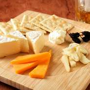 お酒だけでなく食事も味わえる【可久】。マスター手づくりの『カレー』や『角煮』など多彩なメニューを満喫できます。勿論『ドライフルーツ』や『スモークチーズ』などのおつまみ系も充実、お酒と共に賞味あれ。