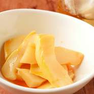 通常のシナチクとは少し違った食感、ピリリと感じる辛みの中に甘さを含んだ、お酒のお供にもぴったりのひと品です。多彩なドリンクとあわせて堪能してみませんか。