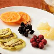 お酒だけでなく食事も味わえる【可久】。マスター手づくりの『カレー』や『角煮』など多彩なメニューを楽しめます。勿論『ドライフルーツ』や『スモークチーズ』などのおつまみ系も充実、お酒と共に賞味あれ。