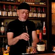 ゲスト目線の、臨機応変な対応でもてなしを行っていると話すマスターの岡崎氏。1人で飲みたい方にはくつろぎの時間を、お喋りをしたい方には小粋なトークを、柔軟なサービスで対応をしていると語ります。