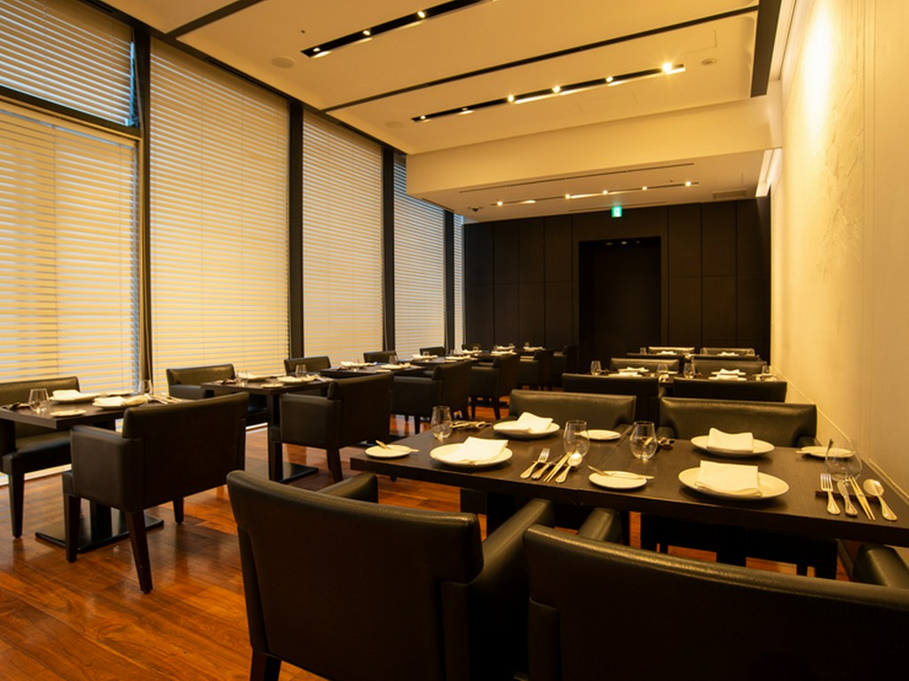 天井が高く、開放感のあるメインダイニングで寛ぎのひとときを