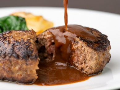 松阪牛の旨味たっぷりの肉汁が、口の中いっぱいに広がる『松阪牛100％ハンバーグステーキ』