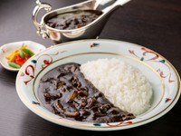 黒さの秘訣は職人のこだわりと、粋人の遊び心。東洋軒名物『松阪牛のブラックカレーライス』