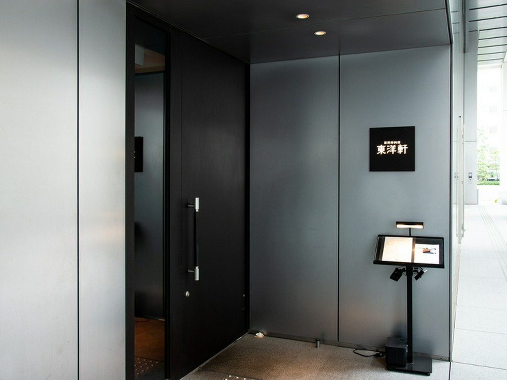 赤坂Kタワーの1F、重厚感のある外観