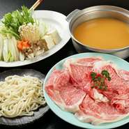 鍋料理に登場する牛や豚は、日本各地の銘柄牛・銘柄豚を選りすぐっています。社長や料理長が産地へと行き、買い付けすることも。特製の味噌仕立て鍋のほか、夏場の冷しゃぶなど肉の美味しさが際立ちます。