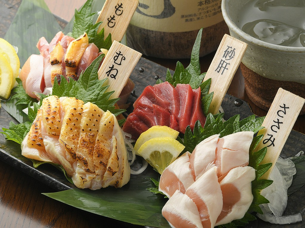 程よい弾力、力強い味わいを堪能する『鶏刺し　盛り合わせ』