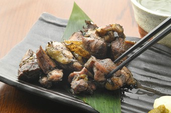 肉汁がじゅわ～っとあふれ出す、ジューシーな『本気の炭火焼』