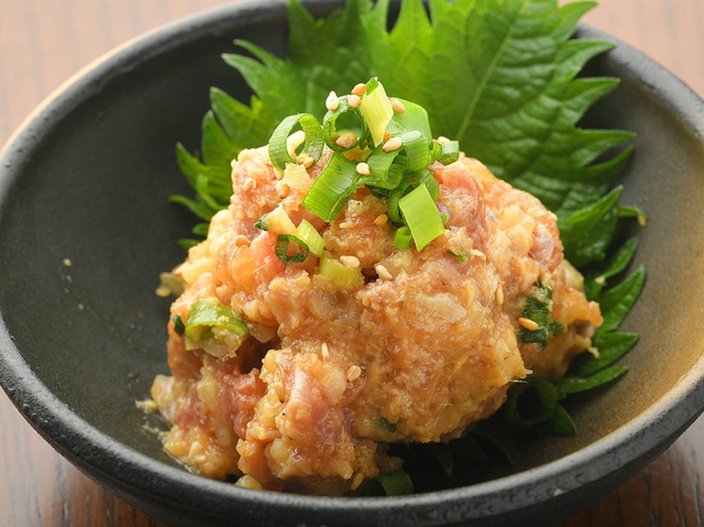 奥行のある味わいが口いっぱいに広がる『地鶏のなめろう』