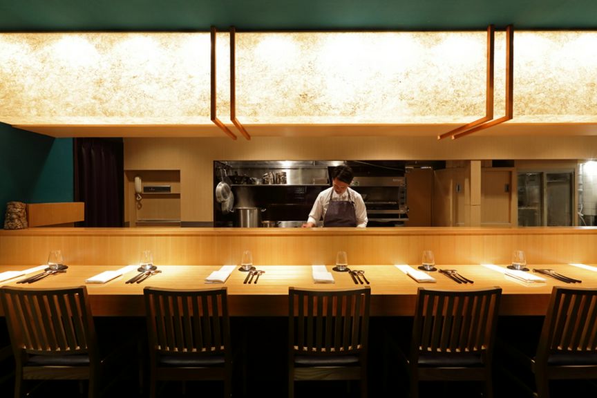 居心地がいいカウンター席でのもてなしで、一人客も心から和める