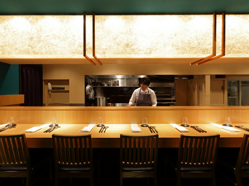 居心地がいいカウンター席でのもてなしで、一人客も心から和める