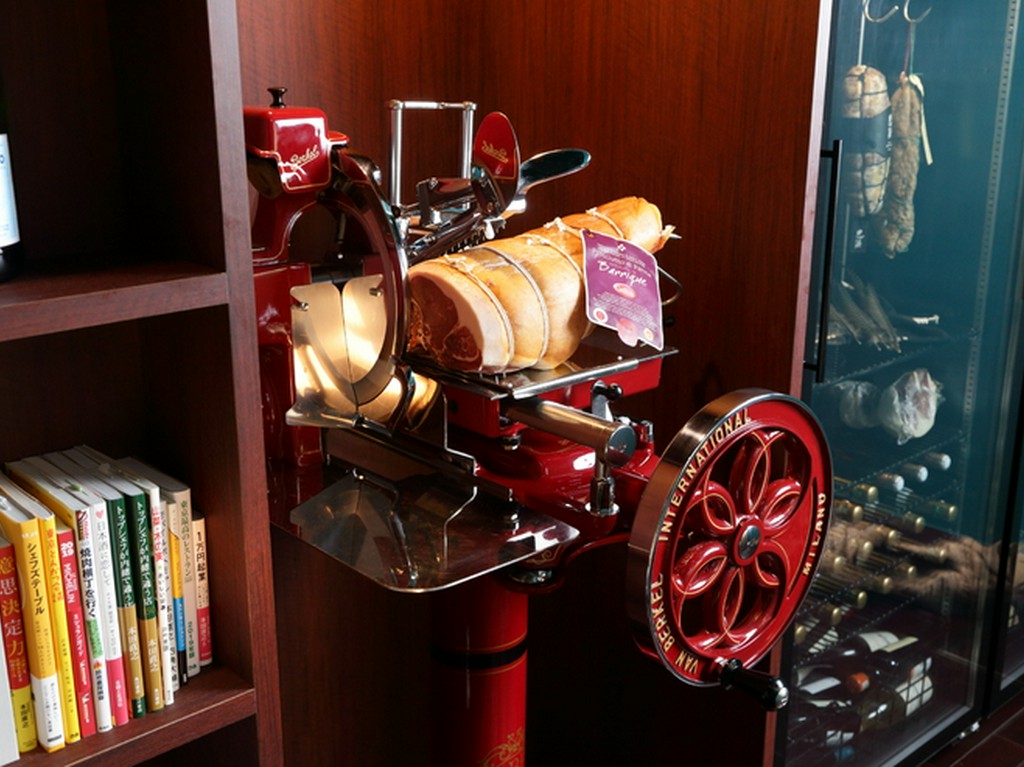 世界最高峰の生ハムを揃え、最高級スライサーで理想的なカットに