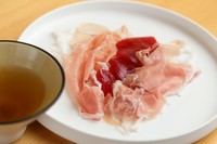 丁寧に紡ぐ味わいのバランスに驚き、笑顔に! 『鮪 生ハム』