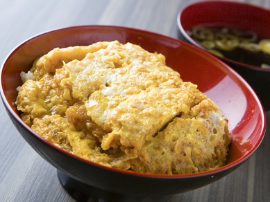 ボリュームたっぷり、心も体も満足できる『カツ丼セット 並』