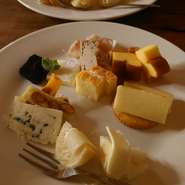 生ハム、オリジナルチーズ、季節の珍味等、当店のおすすめの盛り合わせ