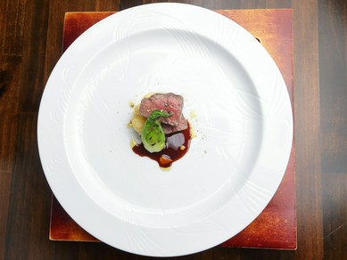 噛むほどに赤身の旨みをしっかりと感じられる『築館関村牧場 漢方和牛のサルタート 久慈の山葡萄ソース』