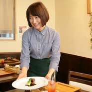 キッチンからはフロアがよく見えるので、要望にすぐに対応できます。フレンドリーながらもゲストの空間を邪魔しない、適度な距離感。常にゲストの目線に立った、きめ細やかな心づかいが魅力です。