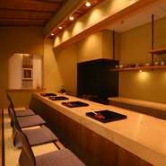 木曽檜の一枚板でできた掘りごたつ式のカウンターは限定6席。浅田氏の職人技を間近に眺めていると自然と会話も弾みそうです。誕生日や記念日など、2人にとって大切な日のデートにぴったりです。