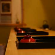 4名以上で貸切りにも対応してくれる【祇園　淺田屋】。美味しい料理と選び抜かれた美酒で、上級者のもてなしはいかが。食通の方もきっと満足できるハズ。洗練された空間で、ワンランク上のもてなしを受けられます。