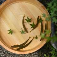 素材の旨みを最大限に活かした料理を味わえる一軒。例えば、由良川で獲れた鮎は焼いたり煮たりするのはもちろんのこと、浅田氏自らの手で「干し魚」にすることもあるのだとか。こだわりの詰まった一皿をご賞味あれ。