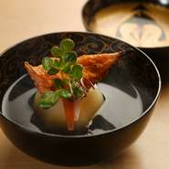 上品な味わいを楽しめる一品。柔らかく炊いた京都の「小蕪」と、「半生バチコ」を合わせ、コクのある出汁と「野田屋塩二郎の塩」で、味に広がりを持たせています。滋味深い味わいがクセになりそうです。