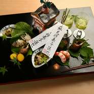 旬の味覚をふんだんにあしらった豪華な一皿。季節の移ろいに合わせて内容も変わるため、訪れる度に異なる味わいに出会えるハズです。さまざまな味を一度に楽しめるので、ついつい酒が進みます。