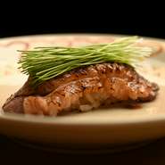 生でも食べられるほど新鮮な「河内鴨」を堪能するスペシャリテ。昆布締めにしてから炙ることで旨みを最大限にまで引き出し、風味豊かに仕上げています。口の中に入れた瞬間フワッと抜けていく香りがたまりません。